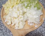Foto del paso 1 de la receta: Sopa crema de apio y manzana