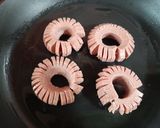 A picture of step 3 of Sausage Egg Flowers.