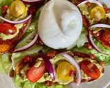 Une image de l'étape 6 de Salade de patate douce rôtie, guacamole, Shakshuka Omie, oignons rouges, burrata et pistaches.
