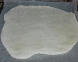 Foto del paso 1 de la receta: Pizza de masa fina con huevo y caballa