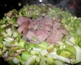 Foto del paso 4 de la receta: Medallón de pollo con hongos y puerro en colchón de panceta crispy