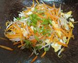 Foto langkah ke 2 dari resep Tumis Wortel Toge & Telur.