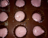 Foto del paso 6 de la receta: Bombones de chocolate relleno de fresas con crema