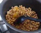 A picture of step 6 of کراچی حسین آباد کے مشہورکاٹھیاواڑی چھولے.