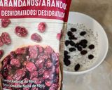 Foto del paso 3 de la receta: Yogur con chía y arándanos deshidratados