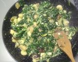 Foto del paso 3 de la receta: Revuelto de espinacas, setas y gambas