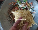 Foto langkah ke 4 dari resep Mie goreng sayur.