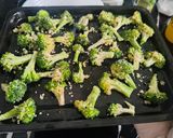 Foto langkah ke 4 dari resep Roasted Broccoli Parmesan.