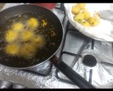 A picture of step 4 of Potato vadas.
