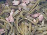 Carne de puerco con nopales en salsa de chile mora
