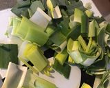 Une image de l'étape 2 de Soupe de pommes de terre et poireaux au curcuma et à la crème.
