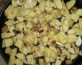 Foto del paso 2 de la receta: Bondiolita en colchón de cebollas con papas