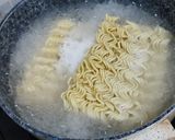 Foto langkah ke 1 dari resep Mie menggulung sosis goreng krispi.