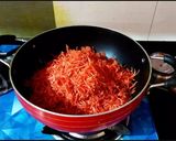 A picture of step 2 of Nolen Gurer Gajar er Halwa.