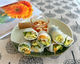Hình bước làm 3 của món Phở Cuốn Trứng Cút Sa Tế Mỡ Hành