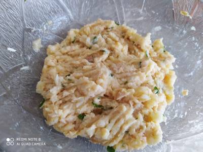 Croquetas de patatas y atún con salsa de tomate