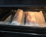 Foto del paso 3 de la receta: Bacalao en papillote con queso feta, hierbabuena y tomate