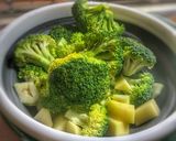 Sajtos brokkolikrémleves 🥦🧀 recept fázis 1 fotója