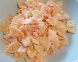 Foto del passaggio 4 della ricetta Farfalline al salmone