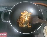 A picture of step 3 of મખાના ખીર.