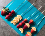صورة لخطوة 1 من وصفة تانجهولو بالفراولة واليوسفي 🍓🍊 Strawberry & Mandarin Tanghulu