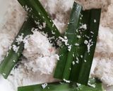 Gambar langkah 4 resipi Ubi Kayu Rebus Bersama Kelapa Parut Putih Kukus.