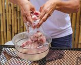 รูปขั้นตอนการทำที่ 7 ของ แหนม ซี่โครงหมูทอด อาหารไทยรสเปรี้ยว กลิ่นหอมรัญจวน