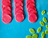 A picture of step 3 of Red Rose Valentine Sweet.