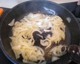 Foto del paso 3 de la receta Poulet à la crème (pollo a fuego lento con nata y cebolla)