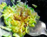 รูปขั้นตอนการทำที่ 3 ของ น้ำเต้าผัดไข่