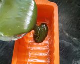 A picture of step 5 of Matcha green chocolate bars.