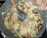 Foto langkah ke 9 dari resep Bihun Goreng Putih Devina Hermawan.