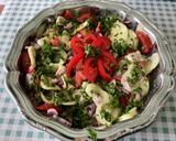 Une image de l'étape 12 de Salade de tomates et concombre à l’oignon rouge et persil.