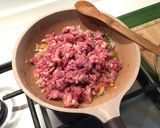 Foto del passaggio 5 della ricetta Fusilloni con ragù d'anatra alla birra, crema di porcini, funghi pioppini e pinoli tostati