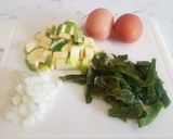 Foto del paso 1 de la receta: Omelette de calabacitas y rajas