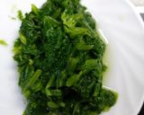A picture of step 1 of Cucumber and spinach raita.