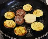 Foto del paso 4 de la receta: Hamburguesitas de Cerdo con Calabacín a la Plancha