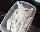 Foto del paso 1 de la receta: Barritas crujientes de gallo con papas fritas y salsa rosa