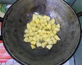 Foto langkah ke 3 dari resep Sambal Goreng Kentang Ati.