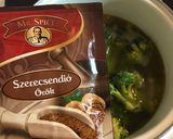 Brokkoli krémleves mandulával recept fázis 5 fotója