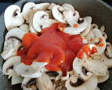 Foto del paso 2 de la receta: Hojaldre de champiñones con tomate y trigueros