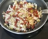 Foto del paso 1 de la receta: Migas bávaras, con chorizo, panceta, huevo frito y uvas negras