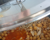 Foto del paso 4 de la receta: Garbanzos de gulas, lubina y gambas con espinacas chips