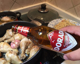 Foto del paso 2 de la receta: Jamoncitos de pollo a la cerveza