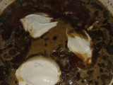Aletas de raya con papas en salsa de cebolla a la cerveza negra