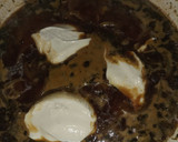 Foto del paso 4 de la receta: Aletas de raya con papas en salsa de cebolla a la cerveza negra
