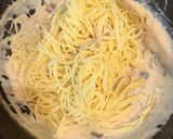 Foto langkah ke 7 dari resep Creamy Bacon & Mushroom Pasta.