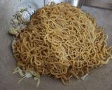 Foto langkah ke 5 dari resep Mie Goreng Ayam Kol Sederhana.