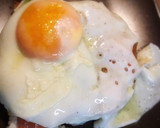 Foto del paso 3 de la receta: Tosta de aguacate con salmón y huevo frito