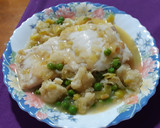 Foto del paso 6 de la receta: Merluza en salsa con coliflor y guisantes